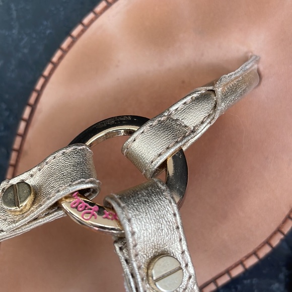 Lilly Pulitzer Gold Leather thongs in Size 6, rubber comfy sole lightly worn - Picture 3 of 6